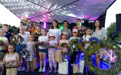 Członkini zarządu województwa mazowieckiego Janina Ewa Orzełowska pozuje z laureatami konkursu na najpiękniejszy wianek w Rzadzy.