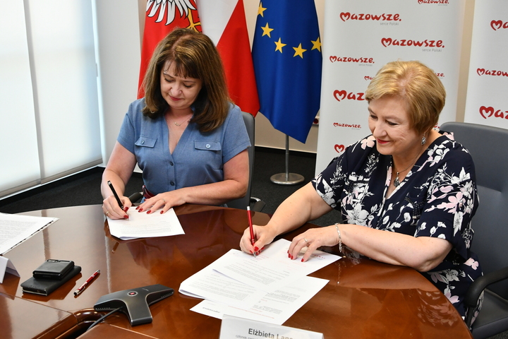 Janina Ewa Orzełowska i Elżbieta Lanc podpisują umowę