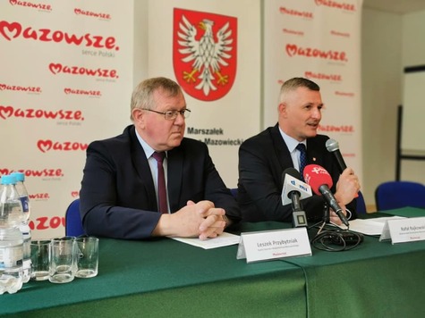 Wicemarszałek Rafał Rajkowski i radny Leszek Przybytniak podczas podpisywania umów w ramach Mazowsze dla sportu
