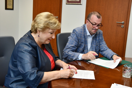 Umowe podpisuje wicemarszałek Wiesław Raboszuk i członkini zarządu Elżbieta Lanc