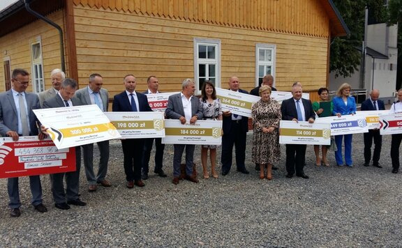 Zdjęcie zbiorowe beneficjentów z powiatów siedleckiego oraz łosickiego wraz z  reprezentacją Samorządu Województwa Mazowieckiego.