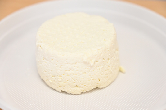Rożek białego sera na talerzyku