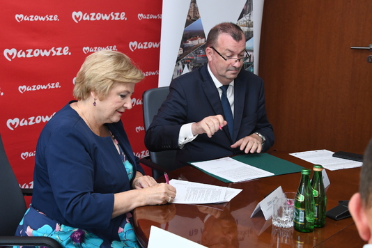 Elżbieta Lanc, członkini zarządu i Wiesław Raboszuk wicemarszałek podpisują umowę 