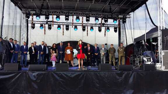 Zdjęcie zbiorowe uczestników Dni Łosic występujących na scenie głównej.