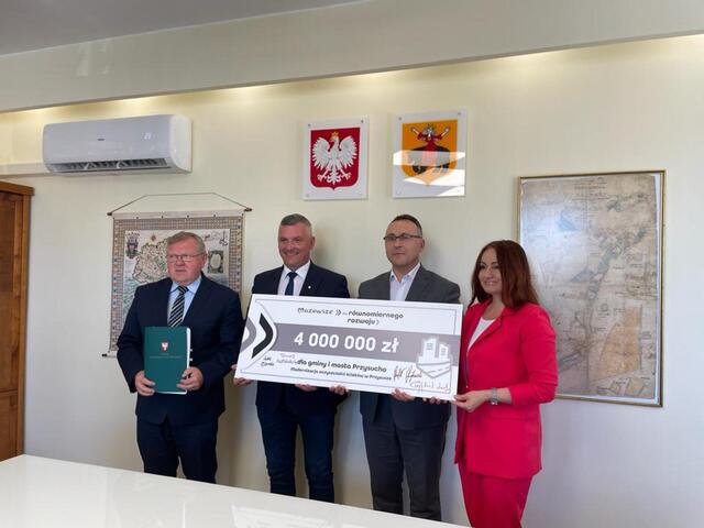 Władze gminy i miasta Przysucha otrzymały symboliczny czek na 4 mln zł