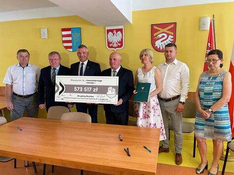 Przedstawiciele samorządu Mazowsza przekazali władzom gminy Rusinów symboliczny czek 