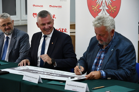 Podpisanie umowy przez przedstawicieli gminy Goszczyn 