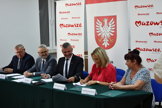 Podpisanie umowy przez przedstawicieli gminy Jasieniec 