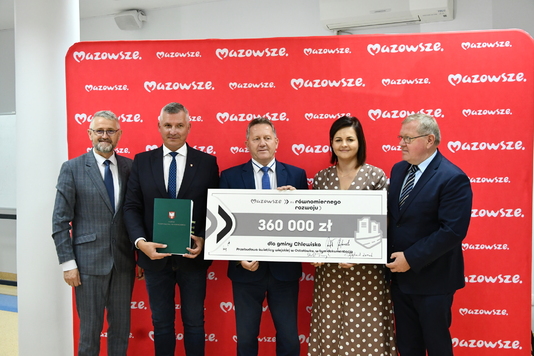 Przedstawiciele gminy Chlewiska z czekiem na 360 tys. zł wsparcia 