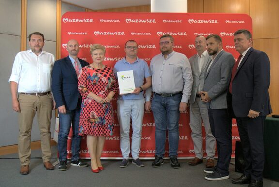 Władze Samorządu Województwa Mazowieckiego pozują do zdjęcia z przedstawicielami Spółdzielni Socjalnej COLOR.