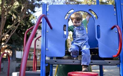 Dziecko bawiące się na placu zabaw.