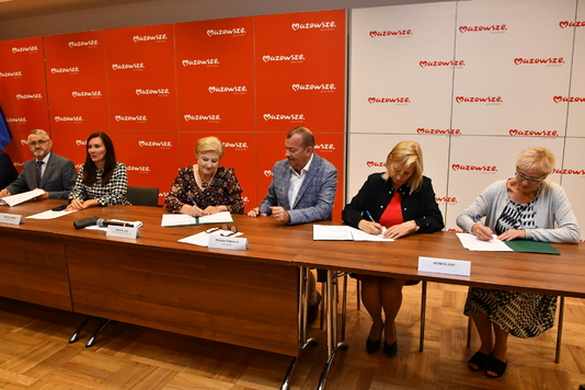 Umowy z beneficjentami podpisywali wicemarszałek Wiesław Raboszuk i członkini zarządu województwa mazowieckiego Elżbieta Lanc