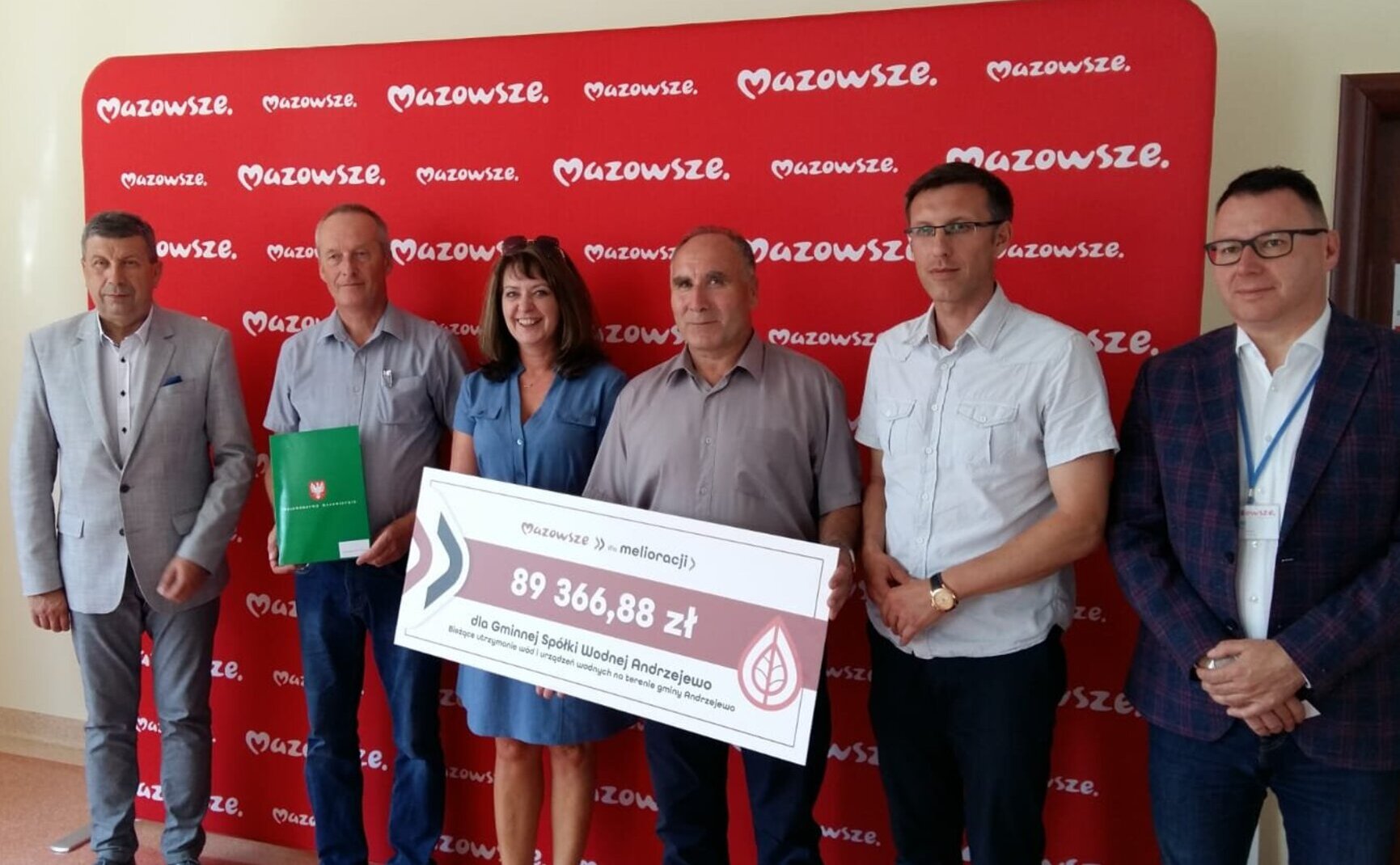 Władze Mazowsze przekazują czek beneficjentom z gminy Andrzejewo.