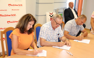 Od lewej Janina Ewa Orzełowska, beneficjenci programu Mazowsze dla melioracji podpisują umowę.