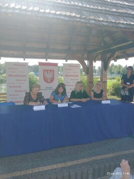 Członkinie zarządu Janina Ewa Orzełowska i Elżbieta Lanc podpisywały umowy w parku w Mrozach 