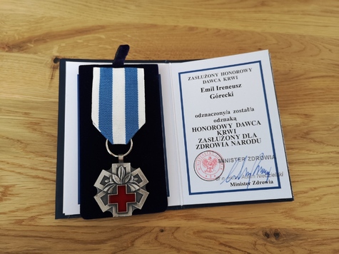 legitymacja i odznaka Honorowego Dawcy Krwi