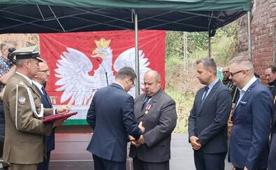 Radny Artur Czapliński dekorowany Złotym Medalem.