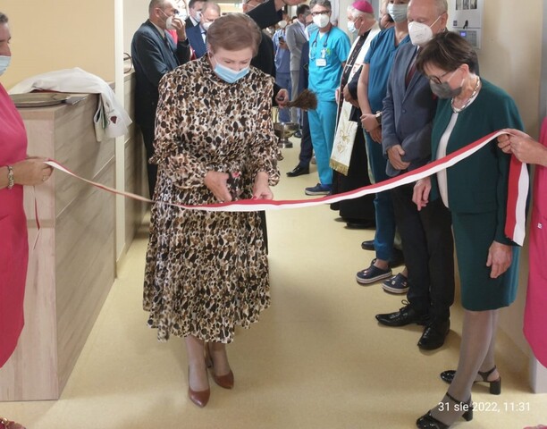 Członek zarządu Elżbieta Lanc przecina biało-czerwoną wstęgę na korytarzu nowego oddziału