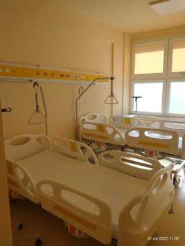 Puste łóżka w jednej z sal szpitalnych 