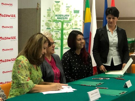 Na zdjęciu 4 kobiety podczas podpisywania umowy