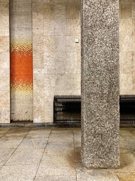 zdjęcie przedstawia dekorację architektoniczną we wnętrzu Dworca Kolejowego Warszawa Śródmieście. 