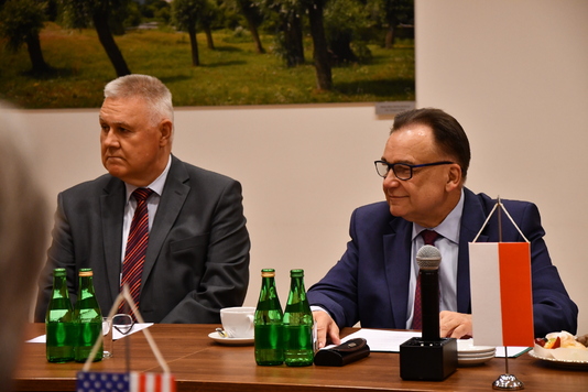 Przy stole siedzą marszałek Adam Struzik oraz Andrzej Żuk - kierownik wydziału wspołpracy z zagranicą UMWM