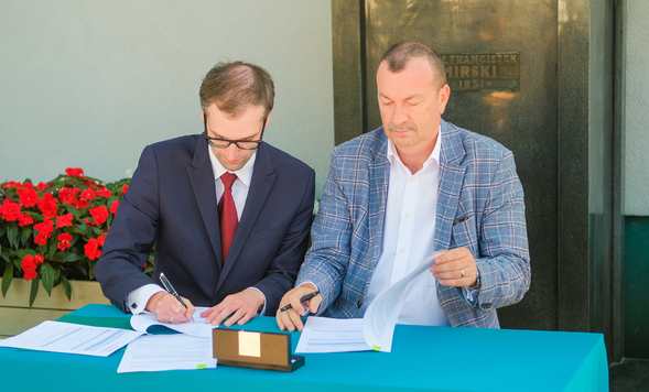 Burmistrz Rembertowa po lewej i wicemarszałek Wiesław Raboszuk po prawej podpisują umowę na dofinansowanie rozbudowy szkoły przy Niepołomickiej w Warszawie 