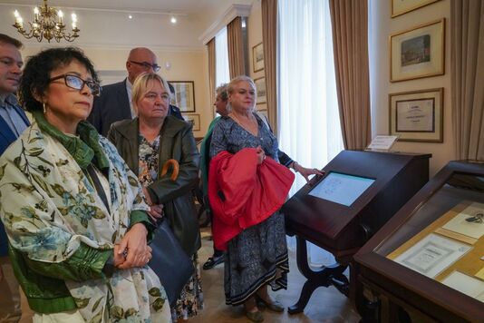 Grupa osób zwiedza wystawę w Muzeum Oskara Kolberga w Przysusze.