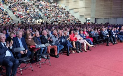 Tłum ludzi zebranych na otwarciu Hali Widowiskowo-Sportowej w Grodzisku Mazowieckim.