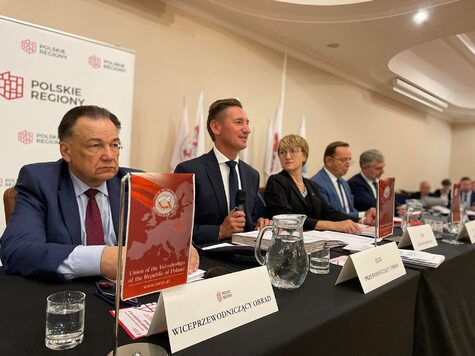 Marszałek Struzik, jako wiceprzewodniczący Związku Województw siedzi za stołem prezydialnym obok prezesa związku