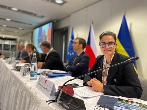 pięciu członków prezydium siedzi za stołem obrad. Na pierwszym planie widać prezydent Gdańska Aleksandrę Dulkiewicz
