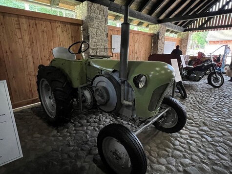stary model ciągnika skonstruowanego przez polskich rolników w XX wieku