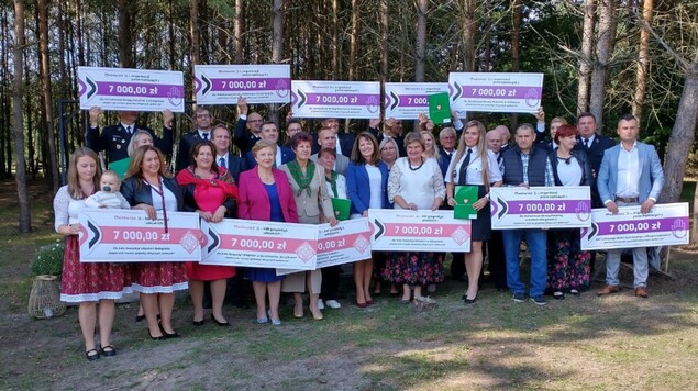Członkinie zarządu województwa mazowieckiego w towarzystwie beneficjentów programów wsparcia z powiatu mińskiego