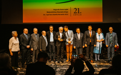 Marszałek Adam Struzik stoi na scenie wraz z laureatami