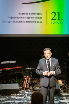 Na scenie sali kameralnej Teatru Polskiego przy mikrofonie stoi Marszałek Województwa Mazowieckiego Adam Struzik.