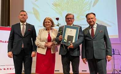 Struzik i radny Wojnarowski pozują do zdjęcia z laureatami głównej nagrody