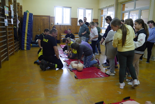 Uczestnicy kampanii  w trakcie zajęć z udzielania pierwszej pomocy.