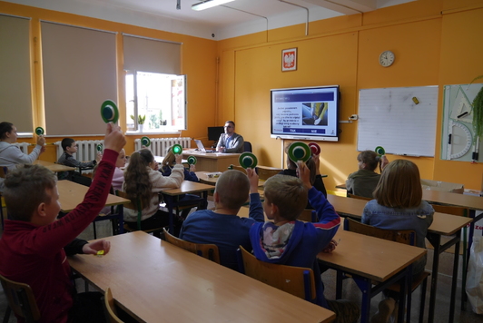 Dzieci podczas interaktywnego wykładu o tematyce bezpieczeństwa. 