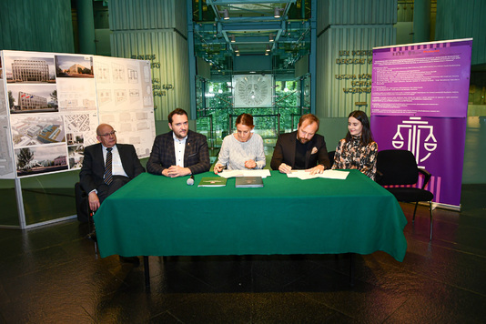 Dyrektor sądu i przedstawiciele pracowni Praga Projekt podpisują umowę