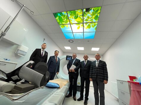 Marszałek Struzik oraz radny Wojnarowski wraz z przedstawicielami szpitala stoją w pracowni z tomografem