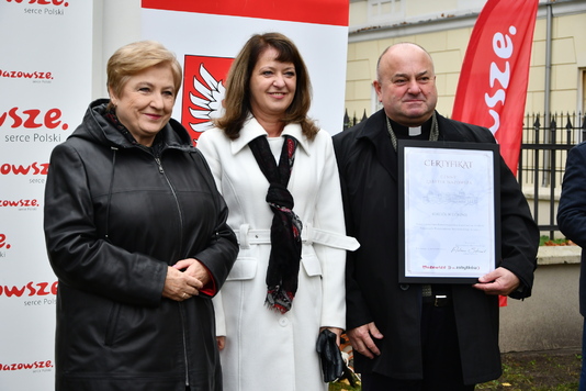 Członkinie zarządu województwa z proboszczem parafii w Górznie 