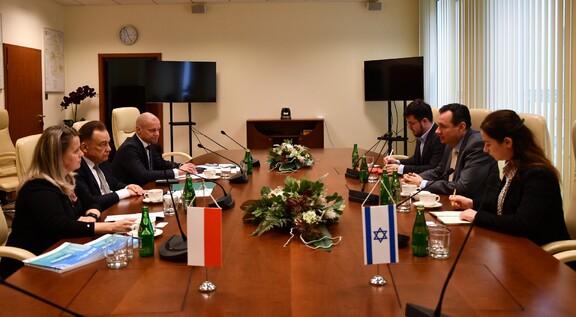 Po jednej stronie stołu obrad siedzi marszałek oraz dwóch przedstawicieli urzędu, a po drugiej - ambasador Izraela, szefowa misji gospodarczej oraz tłumacz