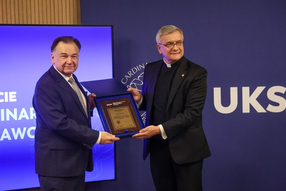 Marszałek Struzik i rektor uczelni prezentują dyplom z podziękowaniem