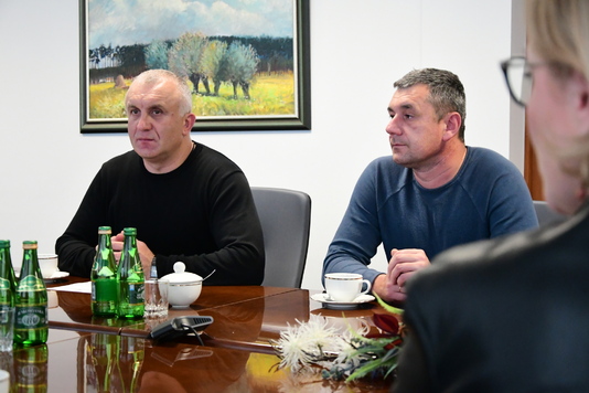 Dwóch przedstawicieli z Ukrainy siedzi obok siebie przy stole