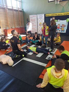 Ratownik pokazuje uczniom z Radomia zasady udzielania pierwszej pomocy