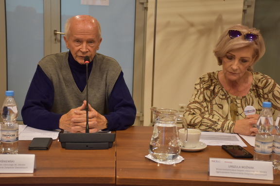 Jerzy Wiśniewski i Urszula Woźniak siedzą obok siebie przy stole podczas obrad