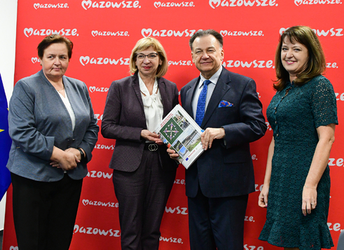 Na zdjęciu przedstawiciele gminy Wolomin z marszalkiem Adamem Struzikiem i członkinią zarządu Janiną Ewą Orzełowską