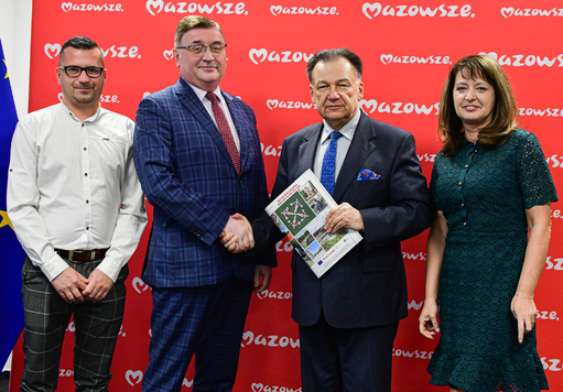 Na zdjęciu przedstawiciele gminy Nasielsk z marszałkiem Adamem Struzikiem i członkinią zarządu Janiną Ewą Orzełowską