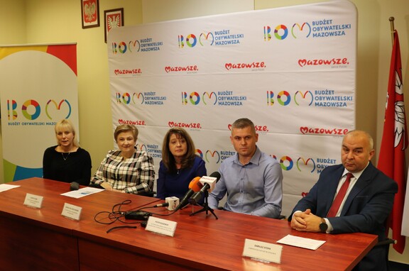 Elżbieta Lanc i Orzełowska siedzą za stołem konferencyjnym obok trzech przedstawicieli UMWM z Siedlec.
