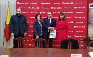 Orzełowska i dyrektor Rybicki pozują do zdjęcia z dwoma sygnatariuszami umowy